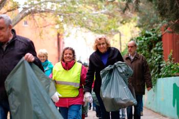 La alcaldesa de Madrid ha recorrido las calles del distrito con el propósito de concienciar a la población